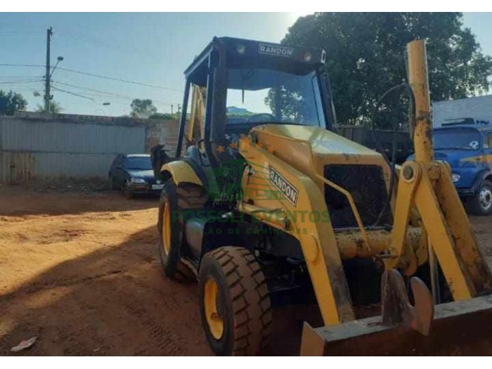 Retroescavadeira Randon 4×4 2013